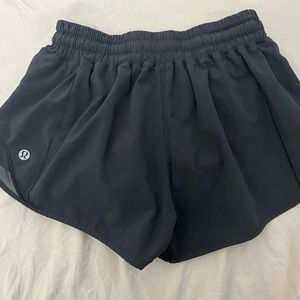 Lululemon Hotty hot 2.5 inch black shorts
